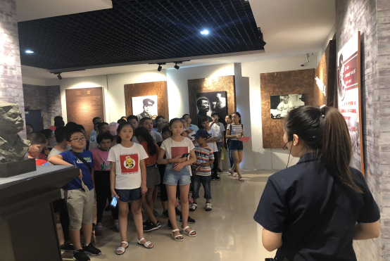 錦州—裕民青少年手拉手融情夏令營的同學們到蕭軍紀念館接受愛國主義教育